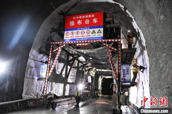 金富宝配资 甘肃首条自主投资铁路迎突破！天陇铁路首条特长隧道贯通