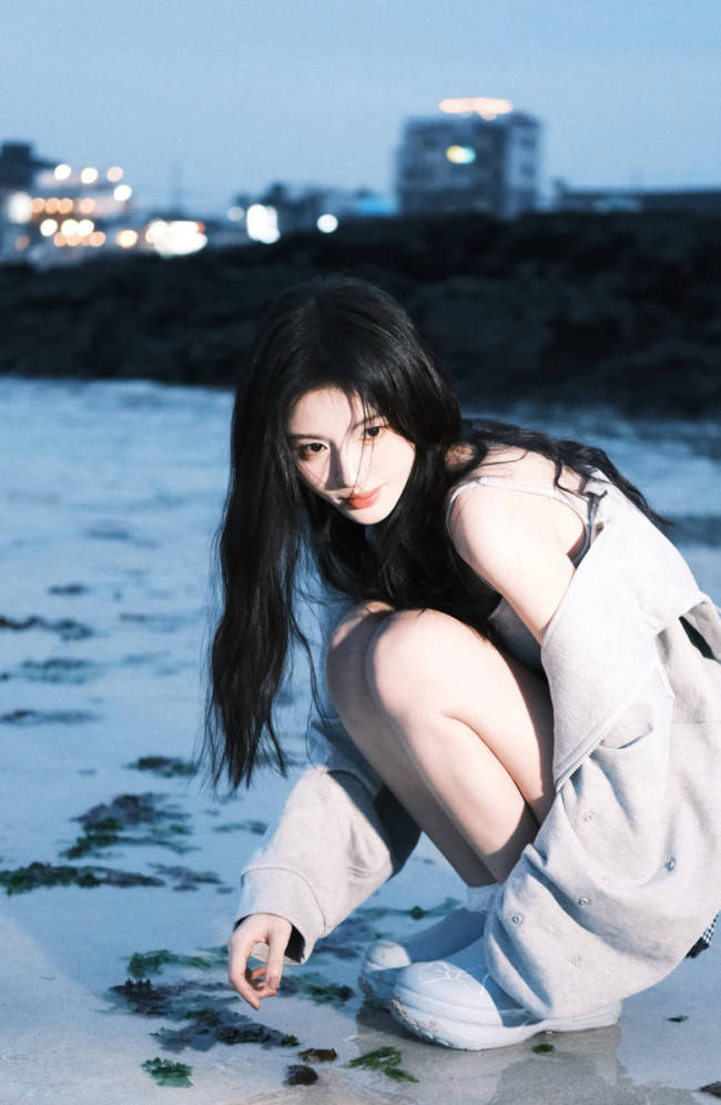 鞠婧祎晒海边氛围感照片 小露香肩又纯又欲
