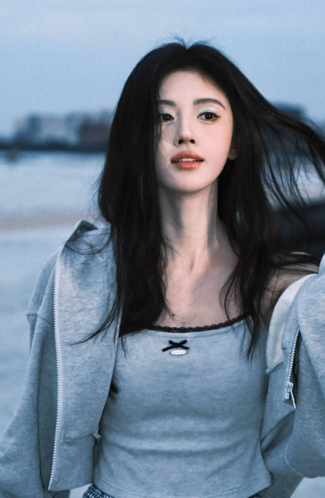 鞠婧祎晒海边氛围感照片 小露香肩又纯又欲