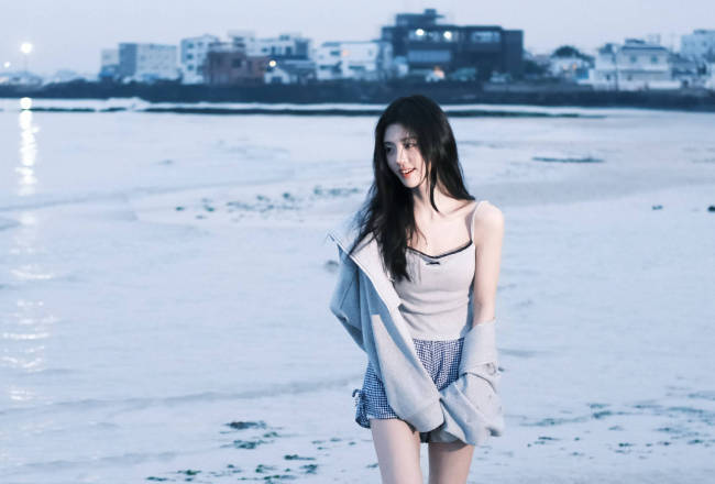 鞠婧祎晒海边氛围感照片 小露香肩又纯又欲