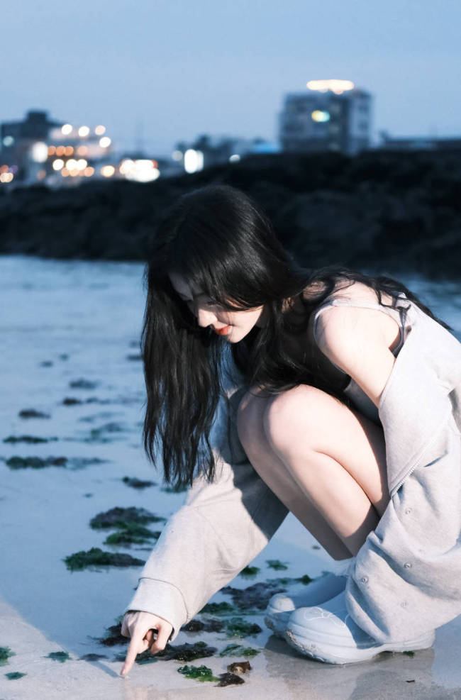 鞠婧祎晒海边氛围感照片 小露香肩又纯又欲