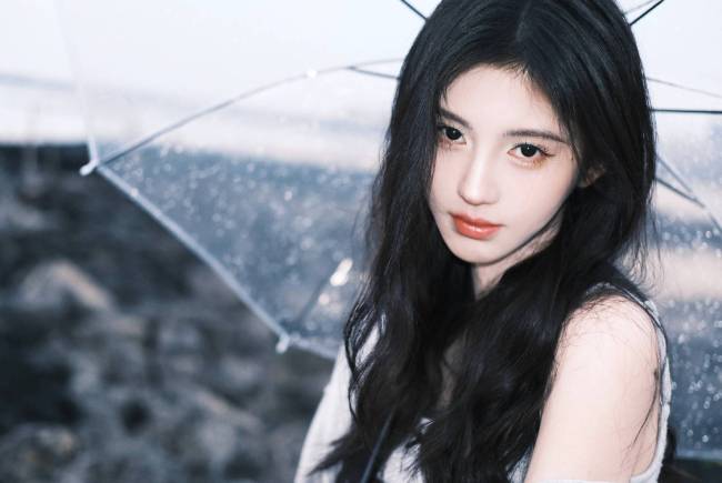 鞠婧祎晒海边氛围感照片 小露香肩又纯又欲