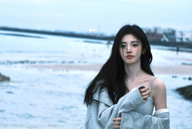 鞠婧祎晒海边氛围感照片 小露香肩又纯又欲