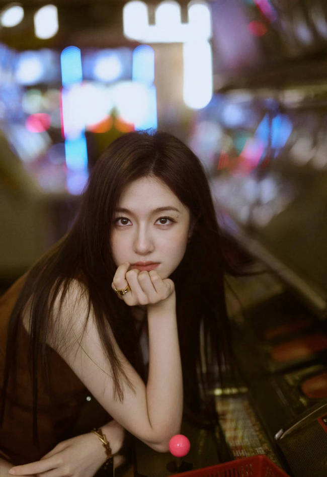 李兰迪晒游戏厅氛围感美照 手持棒棒糖俏皮可爱