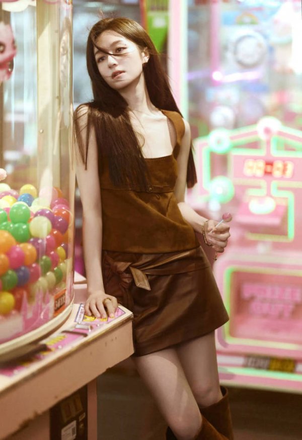 锦鲤配资 李兰迪晒游戏厅氛围感美照 手持棒棒糖俏皮可爱