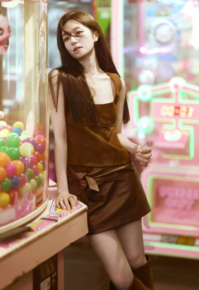 李兰迪晒游戏厅氛围感美照 手持棒棒糖俏皮可爱