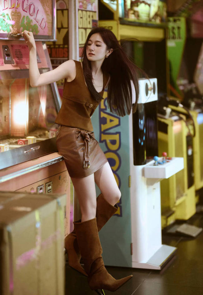 李兰迪晒游戏厅氛围感美照 手持棒棒糖俏皮可爱