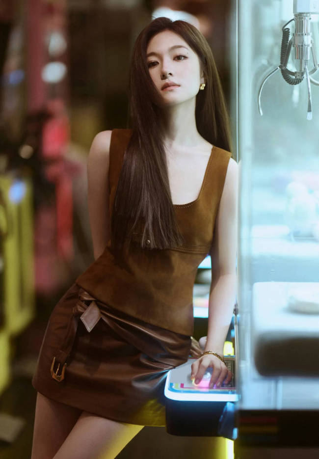 李兰迪晒游戏厅氛围感美照 手持棒棒糖俏皮可爱