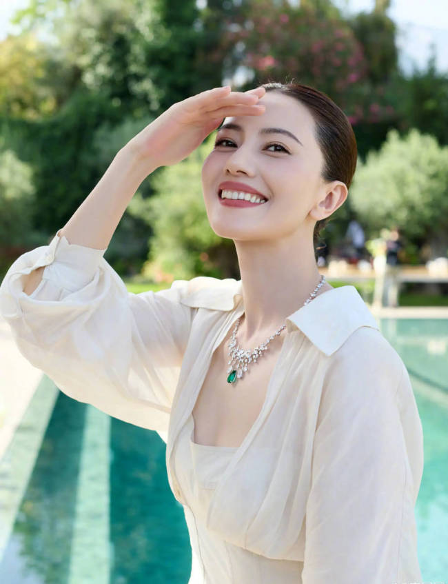 高圆圆穿白色长裙气质优雅 身处花园中笑容温柔