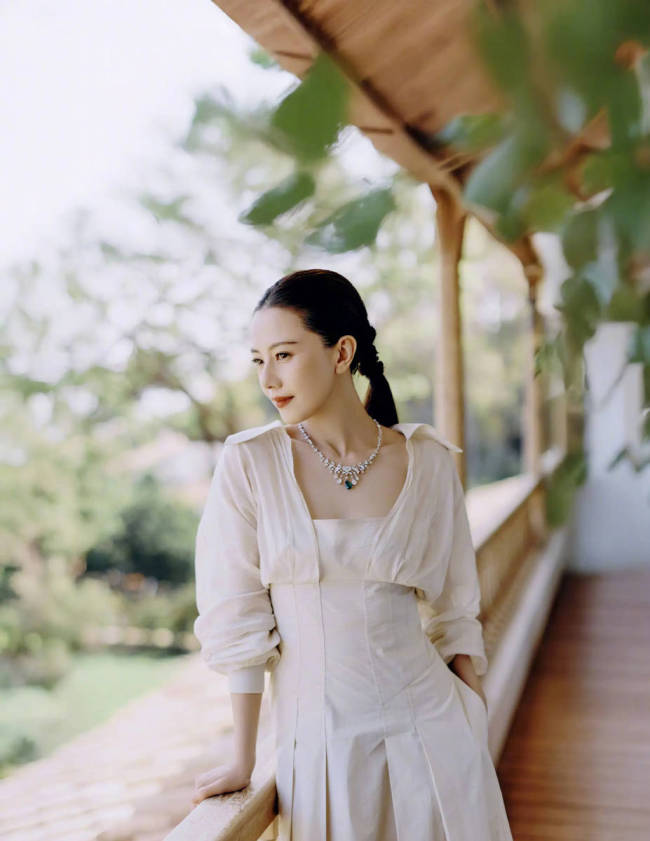 高圆圆穿白色长裙气质优雅 身处花园中笑容温柔