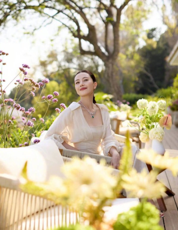 翻倍赚 高圆圆穿白色长裙气质优雅 身处花园中笑容温柔