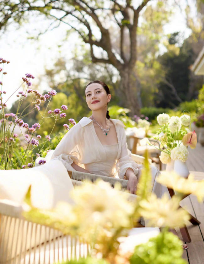 高圆圆穿白色长裙气质优雅 身处花园中笑容温柔