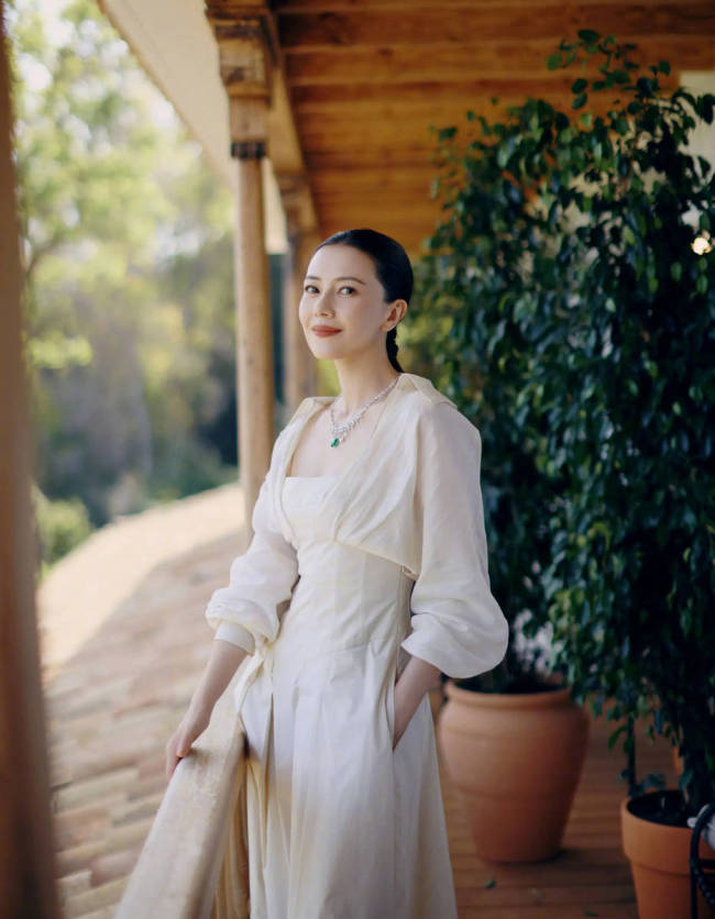 高圆圆穿白色长裙气质优雅 身处花园中笑容温柔