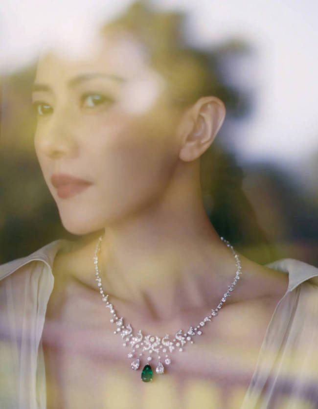 高圆圆穿白色长裙气质优雅 身处花园中笑容温柔