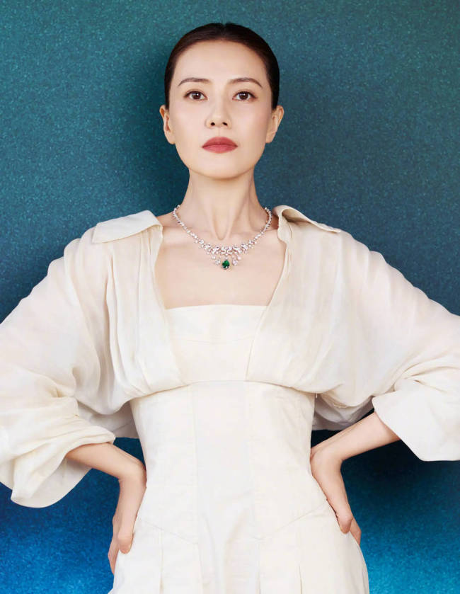 高圆圆穿白色长裙气质优雅 身处花园中笑容温柔