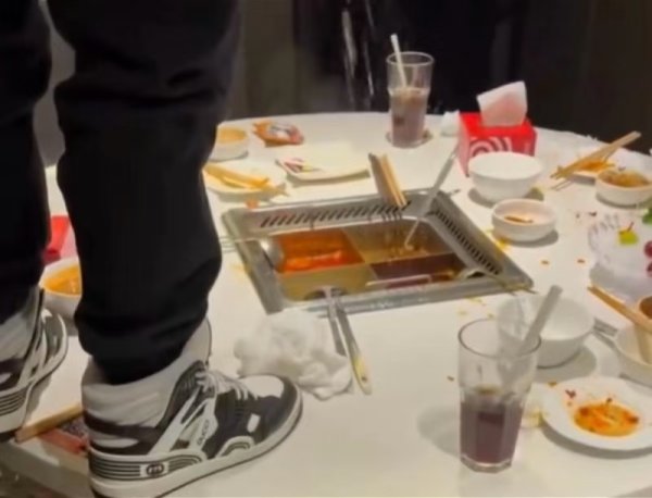 融通资产 家长判赔200万！两名17岁男子往海底捞火锅里小便案宣判